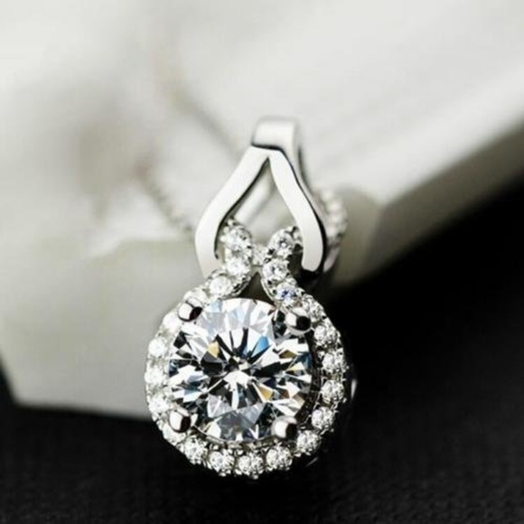 Jewelry - 💕 New Silver Diamond necklace